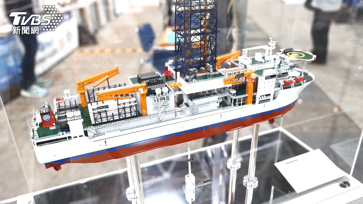 日本海洋研究開發機構的海底鑽探船「Chikyu」模型。(圖/陳宥翔攝)