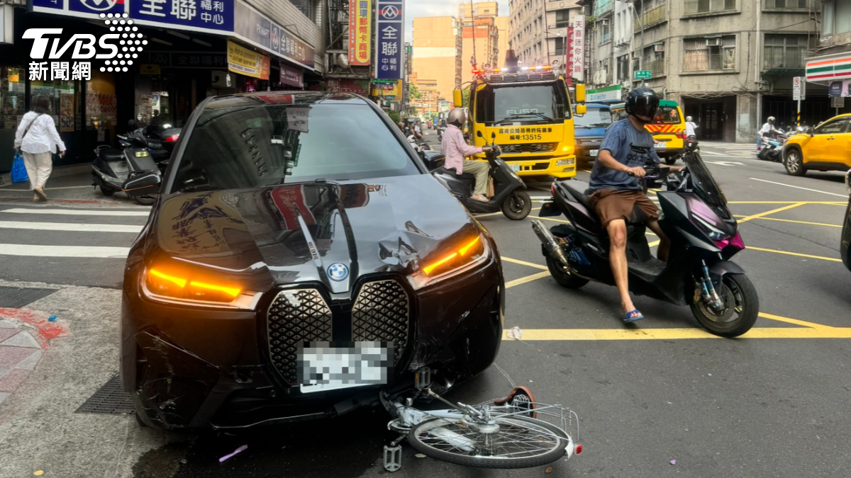 74老翁駕駛BMW電車衝撞路邊16輛機車與單車。（圖／TVBS）