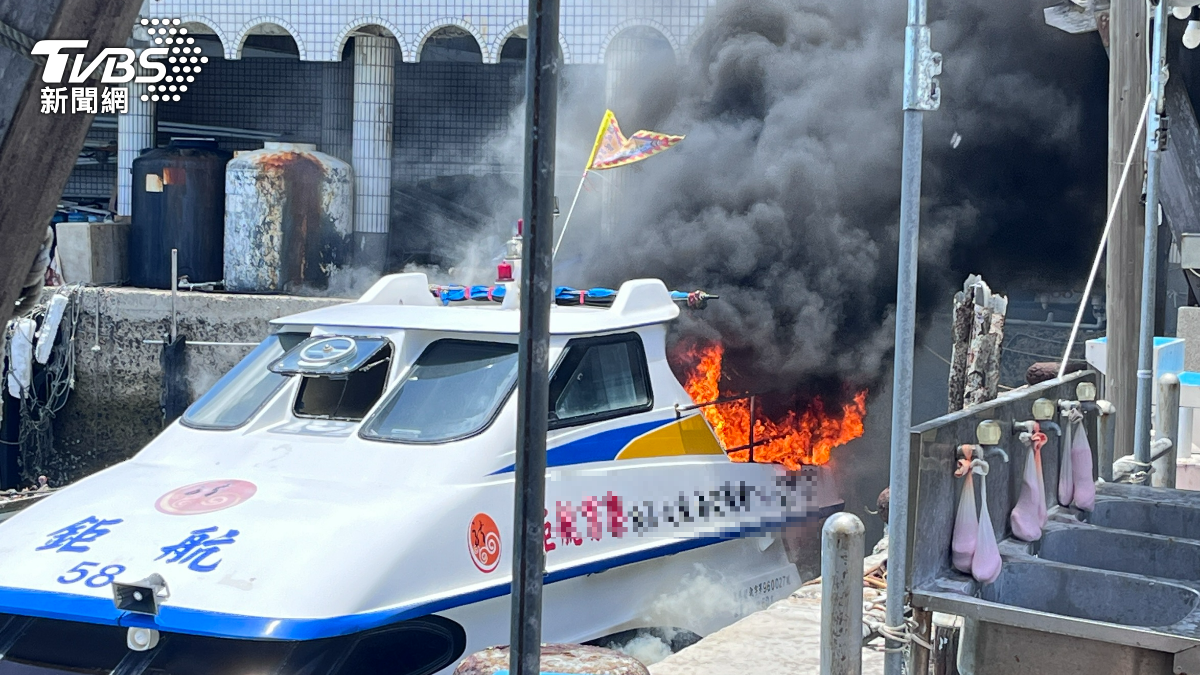 澎湖鳥嶼碼頭火燒船黑煙狂竄 船員驚險跳海逃生