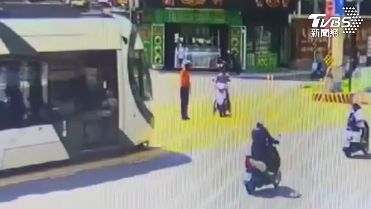 機車騎士故意擋輕軌,導致列車延誤8分鐘。(圖/TVBS)