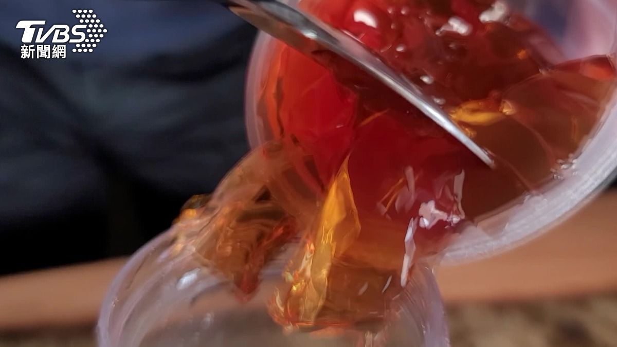 UG茶花紅烏龍=超商奶綠+茉莉茶凍(圖/TVBS)