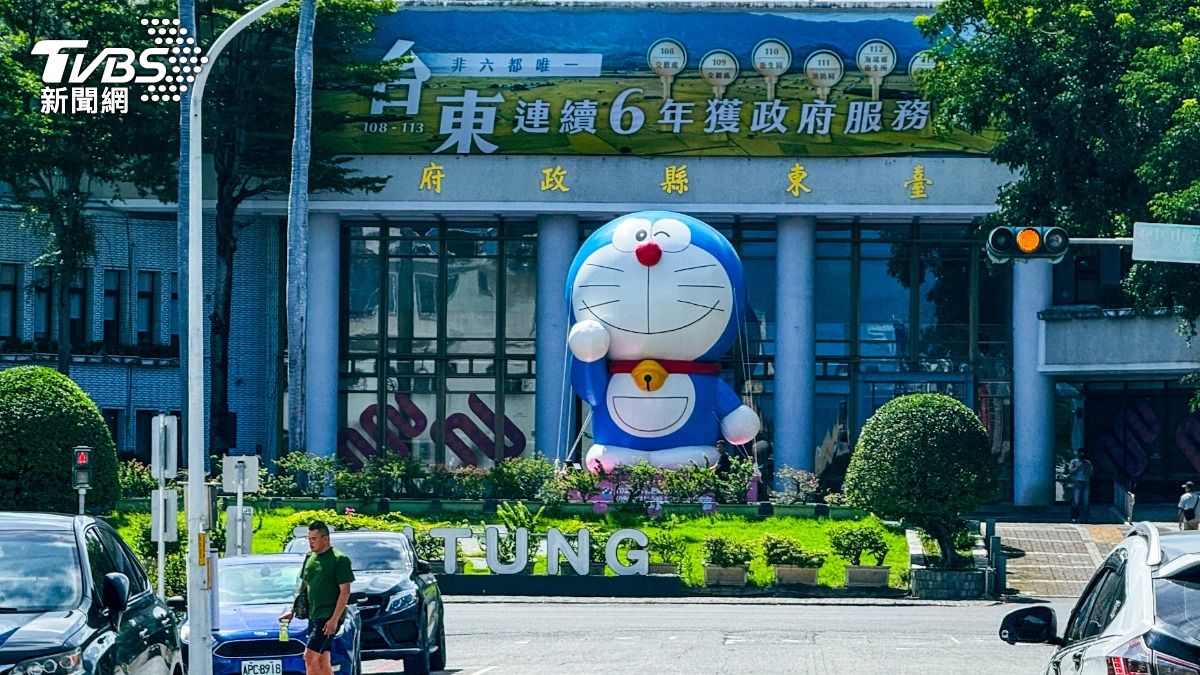「哆啦A夢」現身台東縣府廣場 遊客嗨喊衝一波熱氣球
