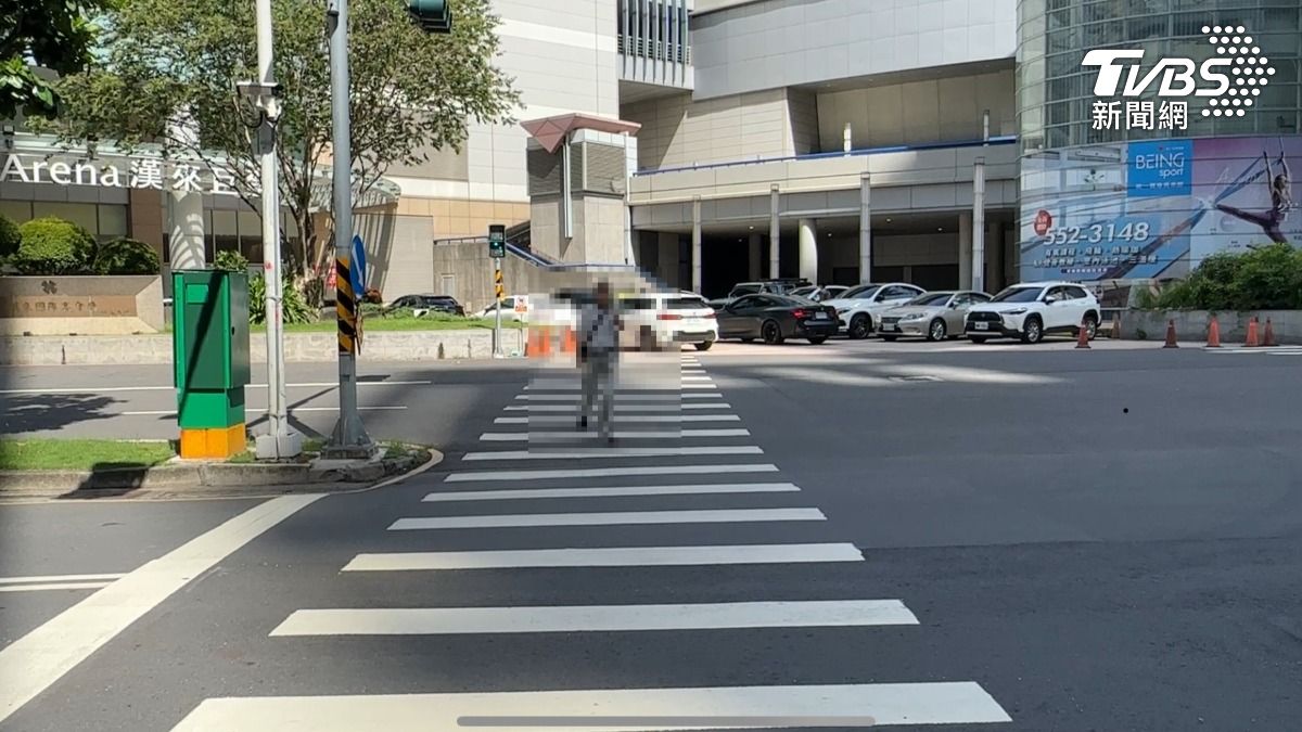 行人過馬路跟車輛碰撞,事後反遭被告怒控行人地獄(圖/TVBS)