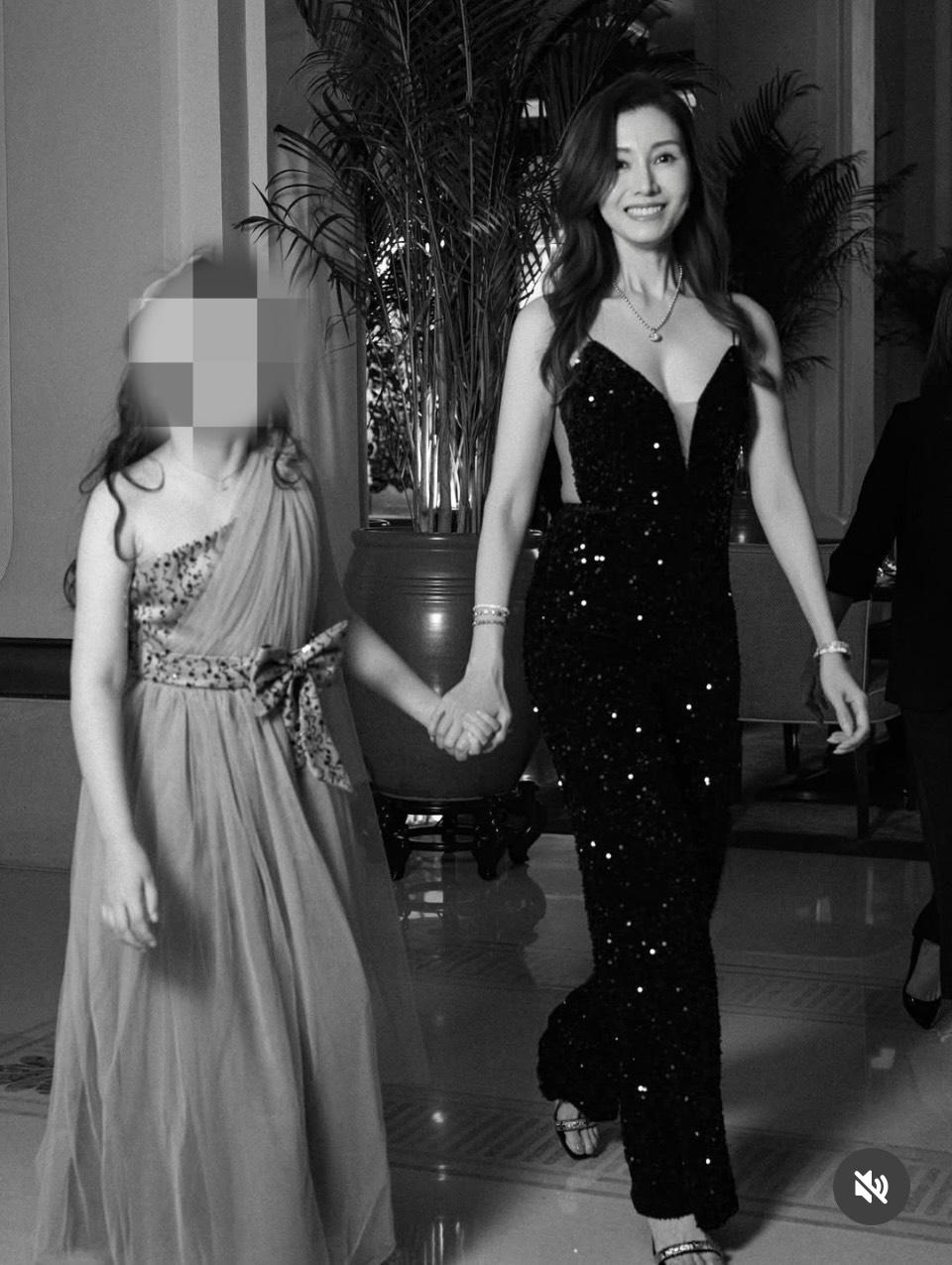李嘉欣深V戰服好性感。（圖／翻攝自李嘉欣IG）