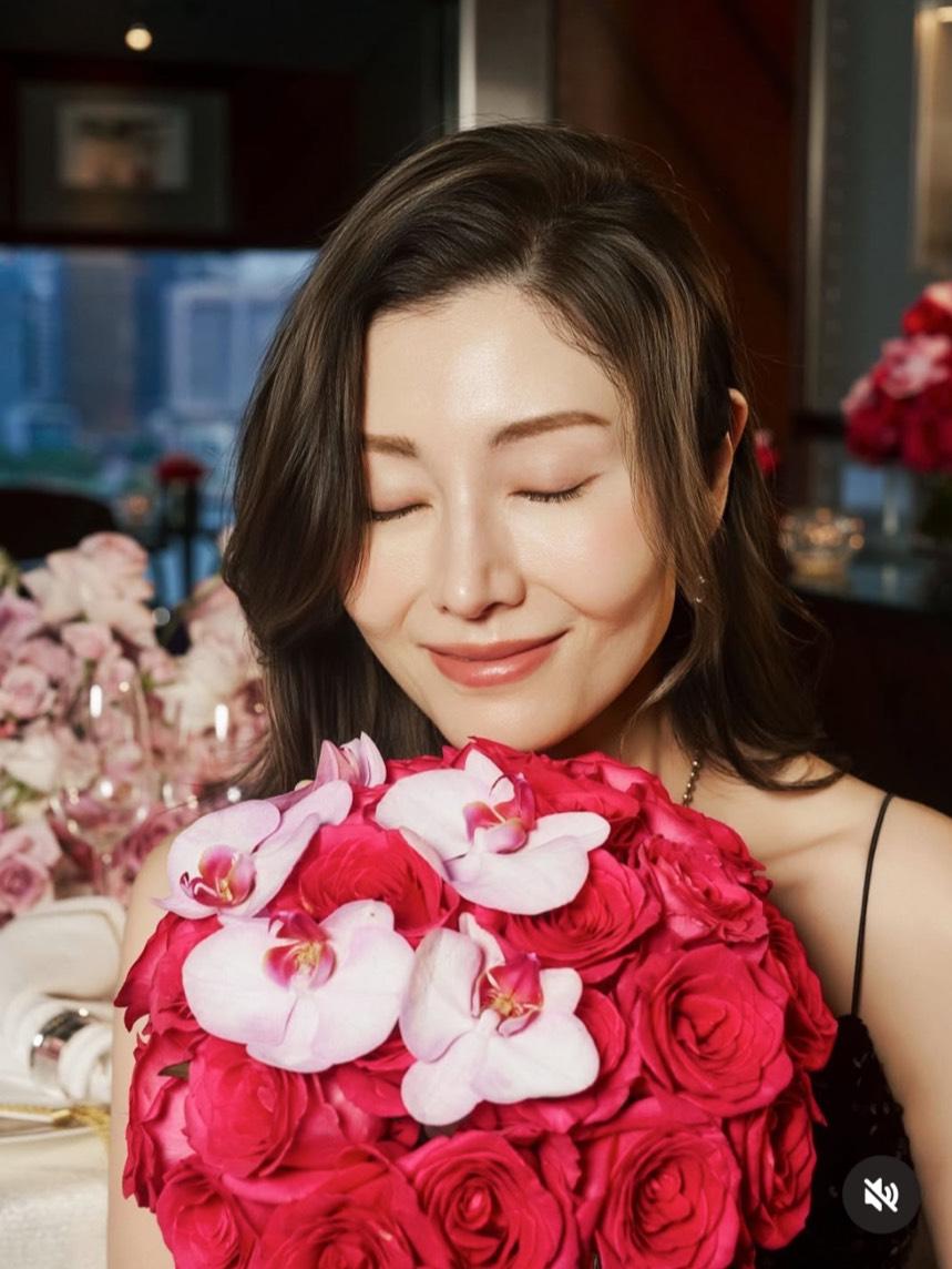 李嘉欣人比花嬌。（圖／翻攝自李嘉欣IG）