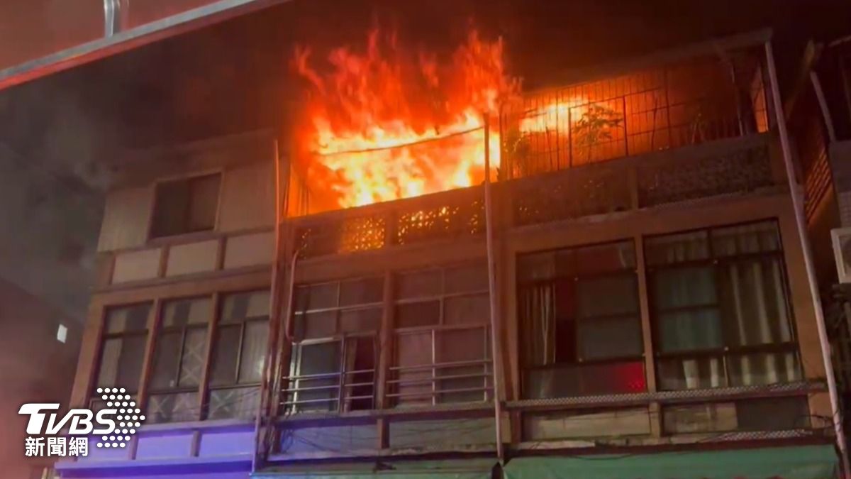 高雄市新興區仁愛二街一棟透天厝發生火警。(圖/TVBS)