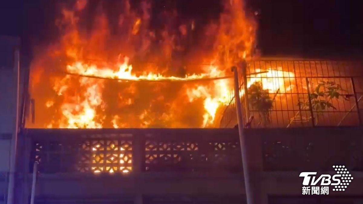 高雄市新興區仁愛二街一棟透天厝發生火警。(圖/TVBS)