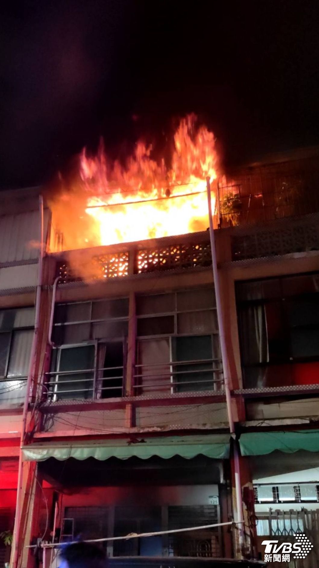 高雄市新興區仁愛二街一棟透天厝發生火警。(圖/TVBS)