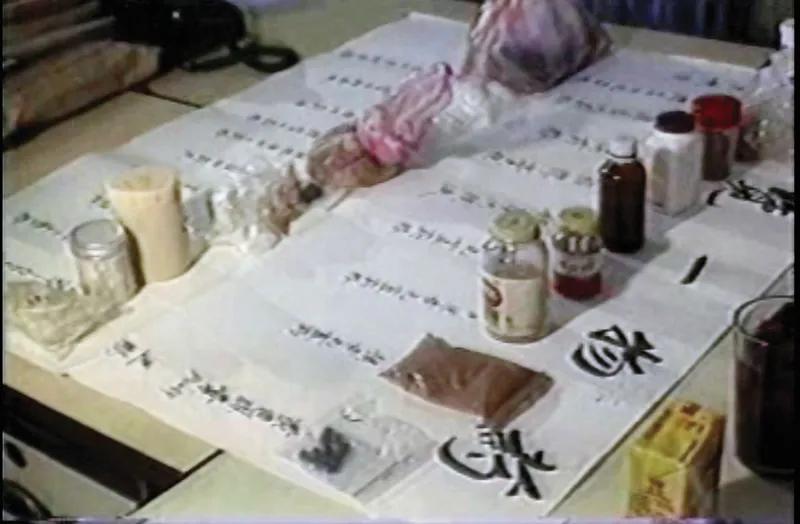 警方在陳高蓮葉家中搜出大量有毒的糖果、飲料，宣布破案。（圖／翻攝網路）