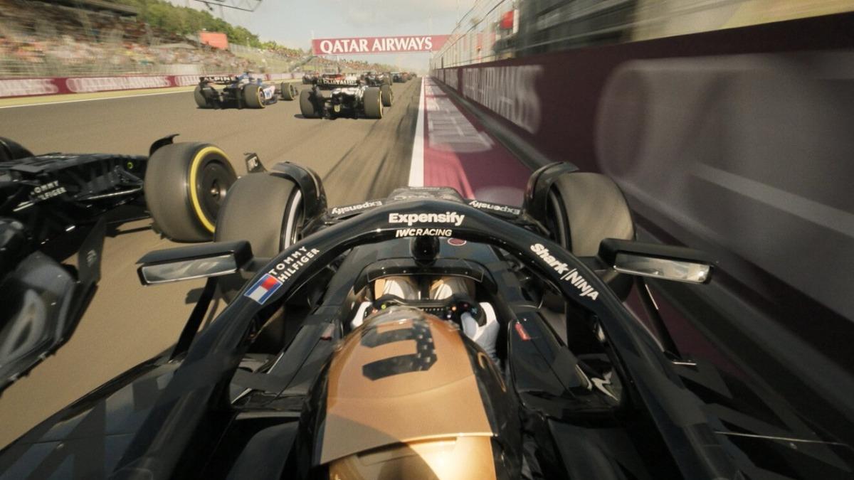 《F1電影》導演喬瑟夫柯金斯基挑戰史上最真實的賽車體驗。(圖/華納兄弟影業提供)