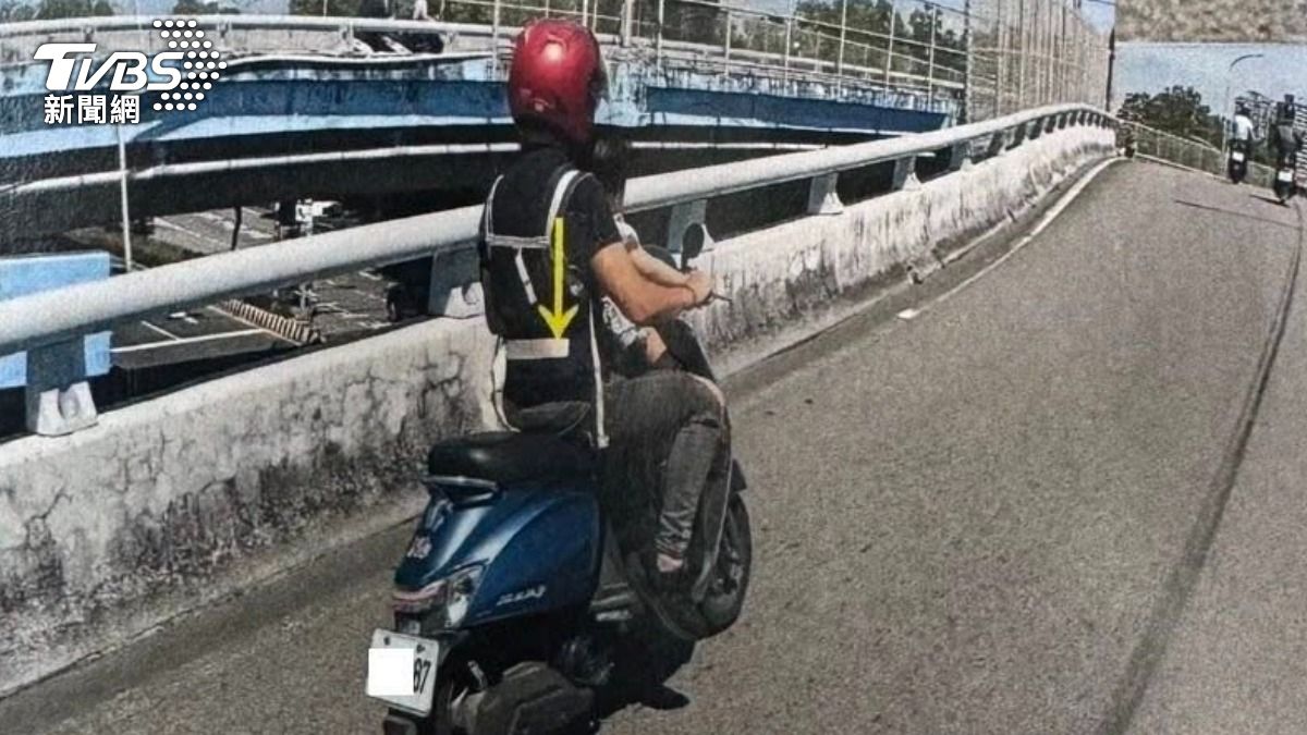 載1歲半兒上班遭檢舉!父辯「安全帽買不到」 警方:還是違規