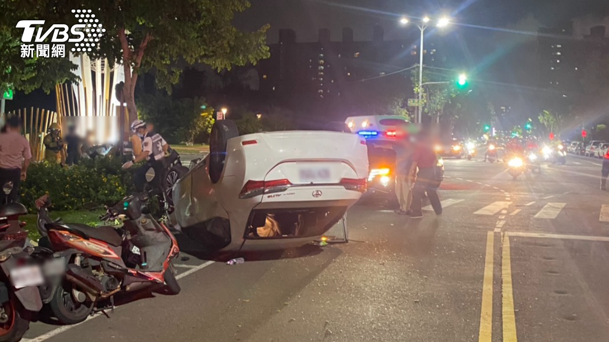 有片/高雄3車連環撞!4人緊急送醫 男猛衝翻車畫面曝