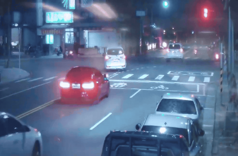 男子自撞翻車，造成４人送醫。（圖／TVBS）