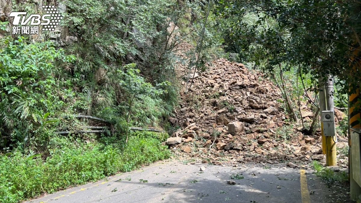 八仙山遊樂區土石崩路斷停電 連夜搶修
