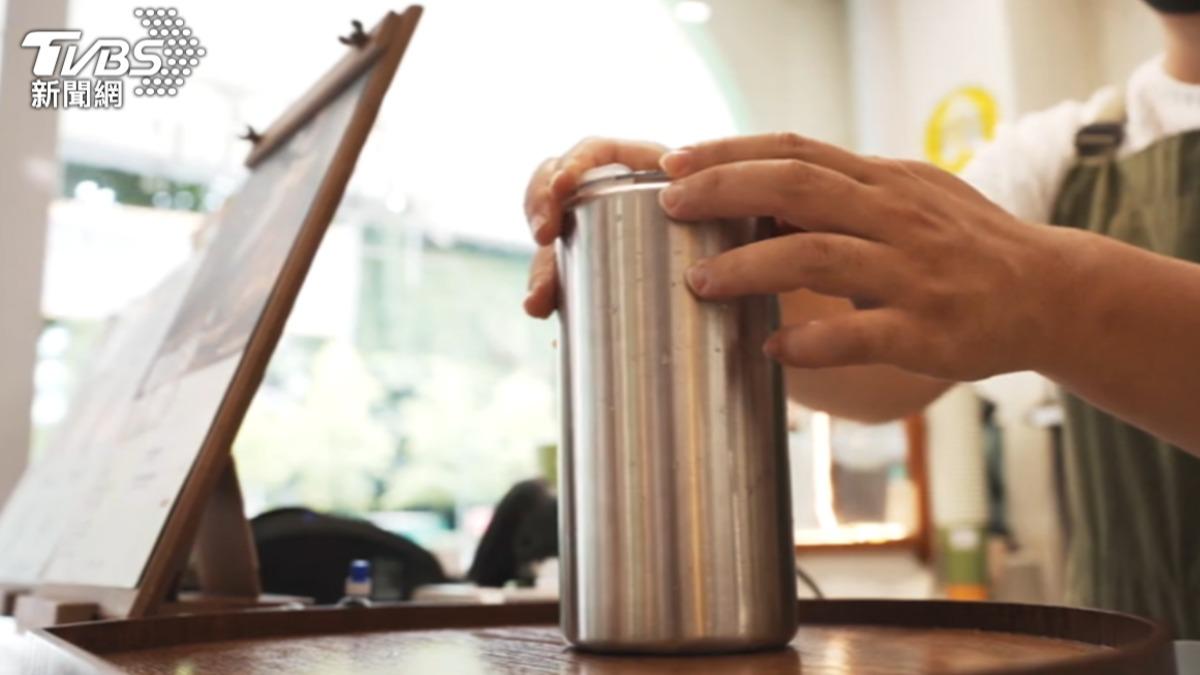 建議自備不鏽鋼杯或陶瓷杯,不只喝得安心,也能減少塑膠垃圾。(示意圖/TVBS)
