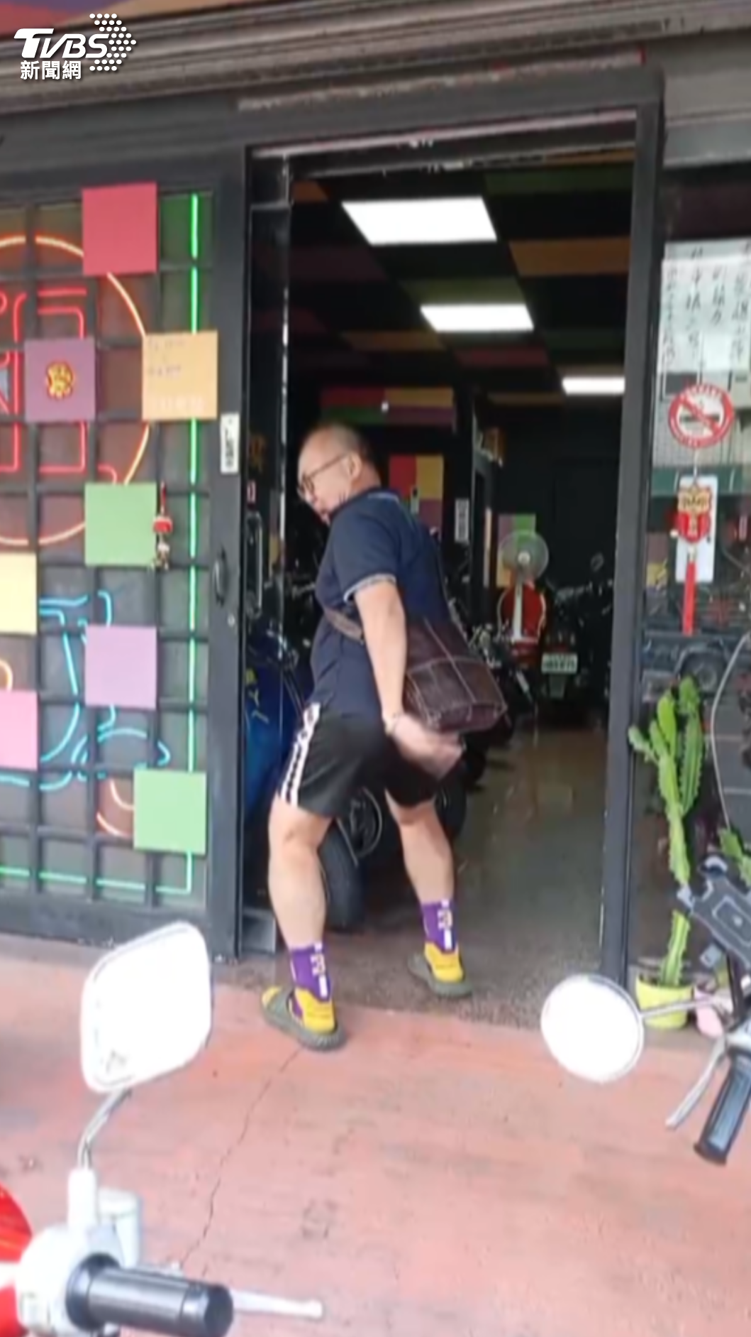 母女還車錄影自保,老闆擺pose超離譜,甚至指揮交通要求母女離開,彷彿把自己當成模特兒。(圖/TVBS)
