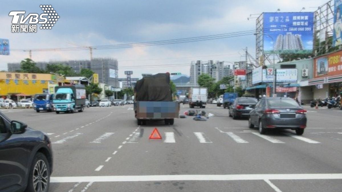 汽、機車在路口發生碰撞。（圖／TVBS）