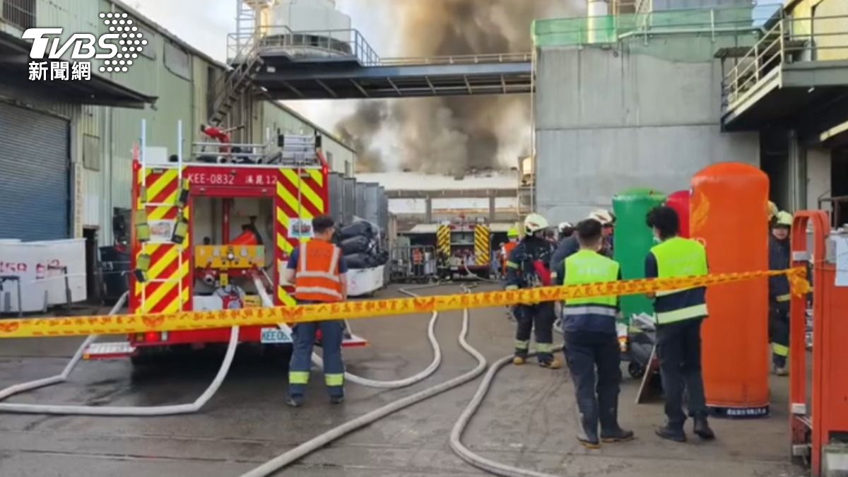 新北消防局出動超過60車,共168人搶救。(圖/TVBS)