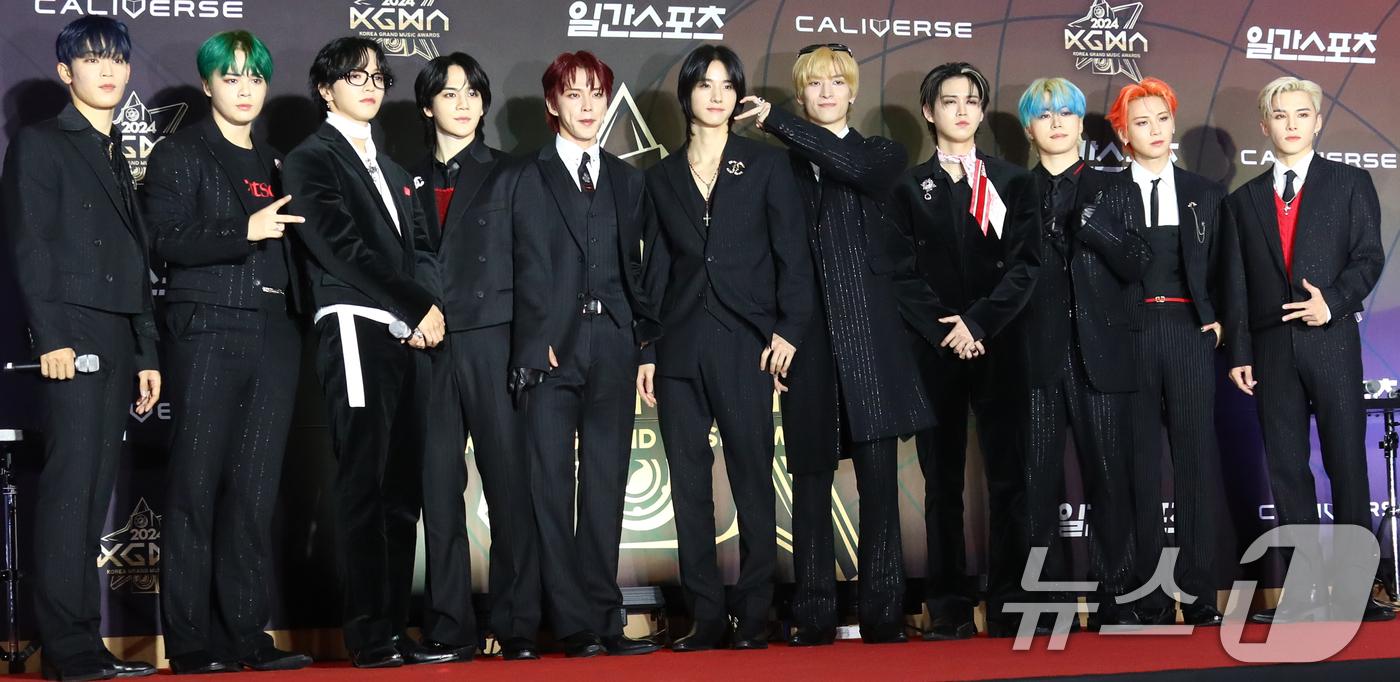 JO1目前將以10人體制跑行程,鶴房汐恩(左二)暫停活動。(圖/news1提供)