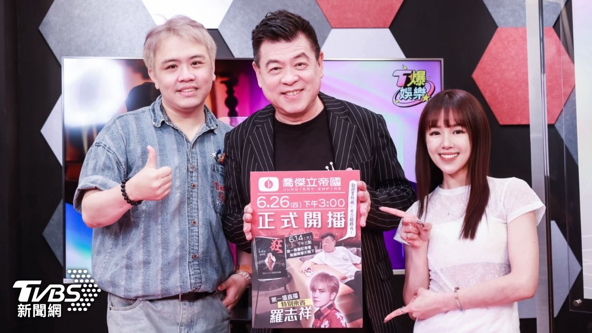 偶像推手「孫總」孫德榮(中)登上《T爆娛樂》爆演藝圈內幕。(圖/TVBS)