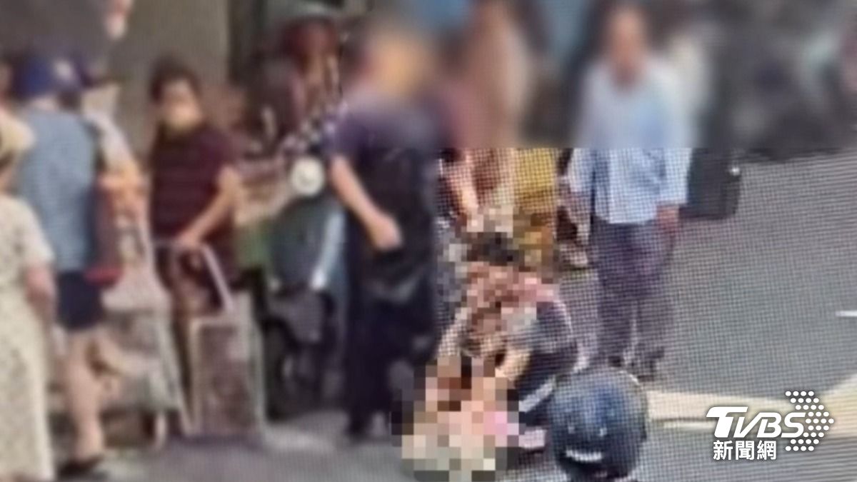 火爆畫面曝!北市白蘭市場2攤商「當街扭打還掐脖」顧客全看傻