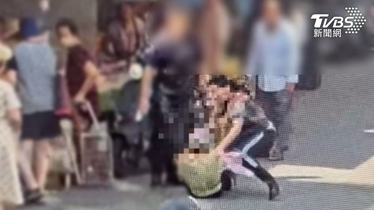 過程中鍾女將高女壓制在地。(圖/TVBS)