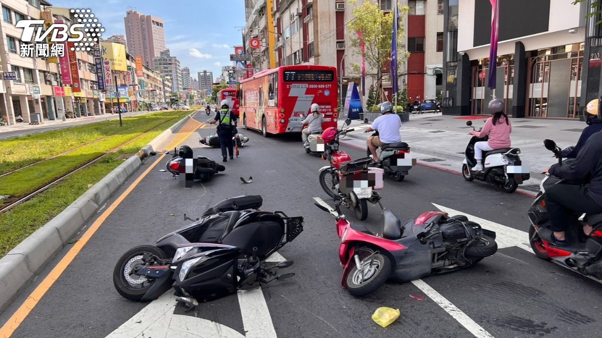 有片/高雄阿伯右轉「沒停讓」 5車撞成一團