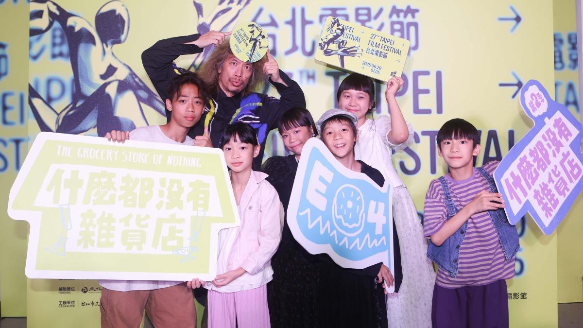王聖豪(左起)、謝以諾、斯拉、鄒暟澐、謝以樂、朱頭皮(第二排左起)、胖球主演《什麼都沒有雜貨店》第二季。(圖/公視提供)