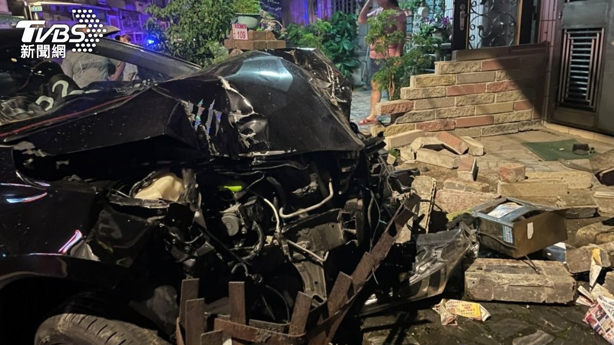 中壢深夜慘烈車禍 轎車失控衝撞3民宅2機車