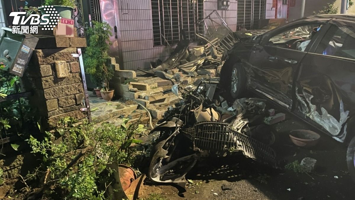 桃園市中壢區凌晨1時許發生一起嚴重車禍,車子、民宅嚴重受損。(圖/TVBS)