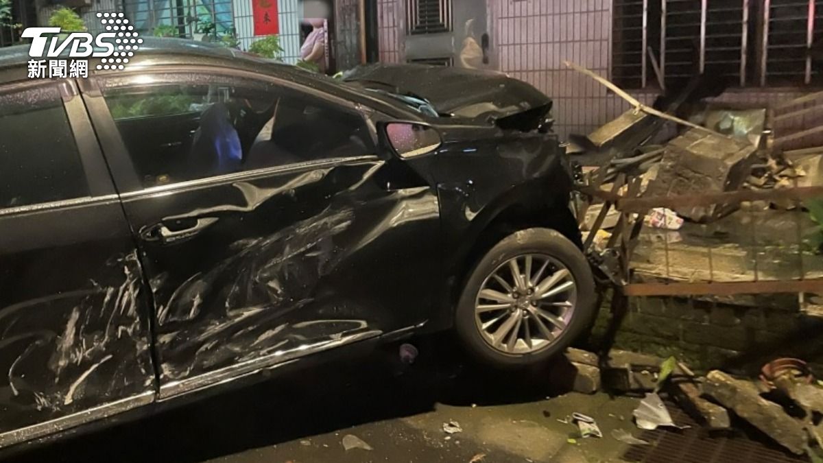 桃園市中壢區凌晨1時許發生一起嚴重車禍,車子、民宅嚴重受損。(圖/TVBS)