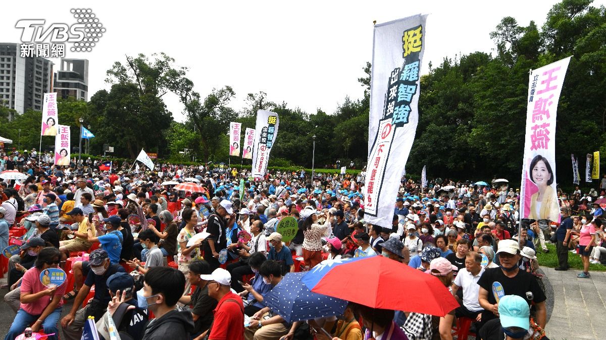 戰鬥藍反惡罷造勢登場!1萬人站出來 不同意罷免旗滿場飄