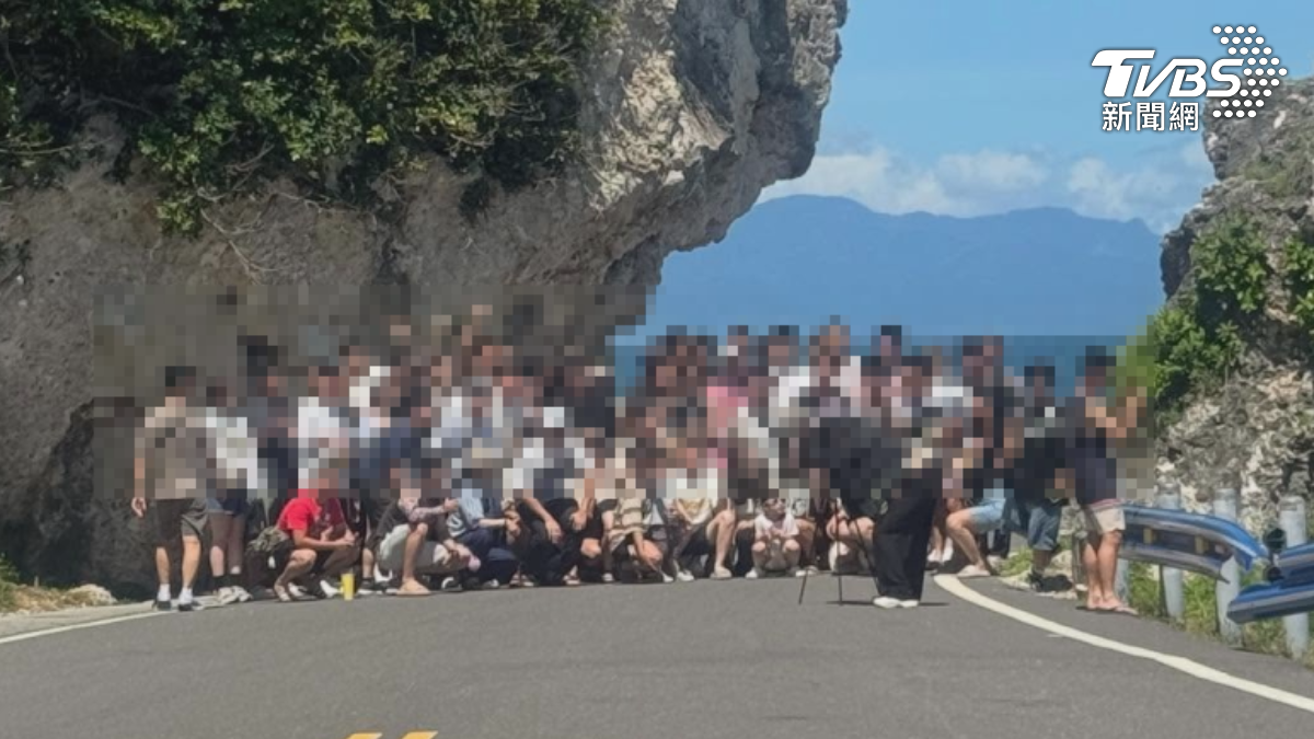 一大團遊客超過40人，為了搶拍知名景點紅番石，佔用整個馬路。（圖／threads mo_06.15已受權）