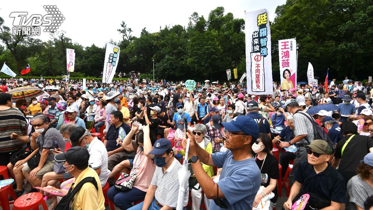 國民黨反惡罷榮星花園集結。(圖／胡瑞麒攝)