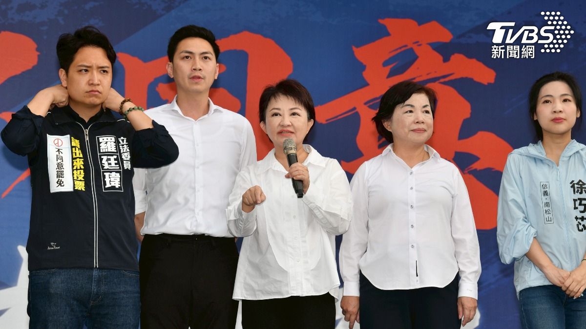 台中市長盧秀燕率領多位立委怒批賴清德惡鬥在野黨。(圖/胡瑞麒攝)