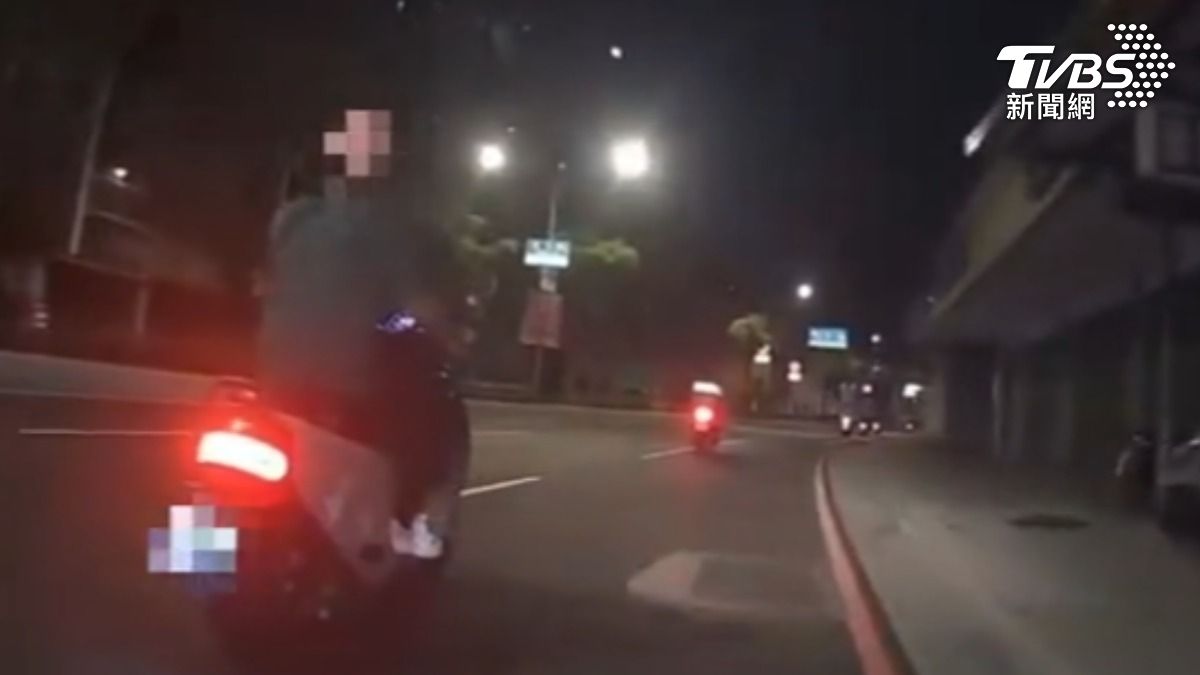 男騎士不滿被按喇叭　惡意蛇行逼車。（圖／民眾提供）