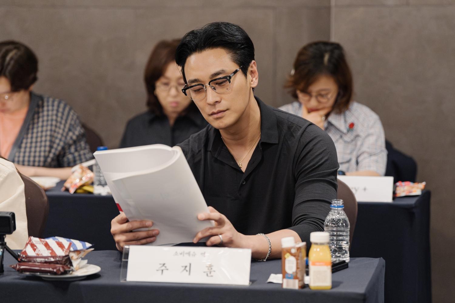 朱智勛繼《照明商店》後再演出Disney+作品。(圖/Disney+提供)