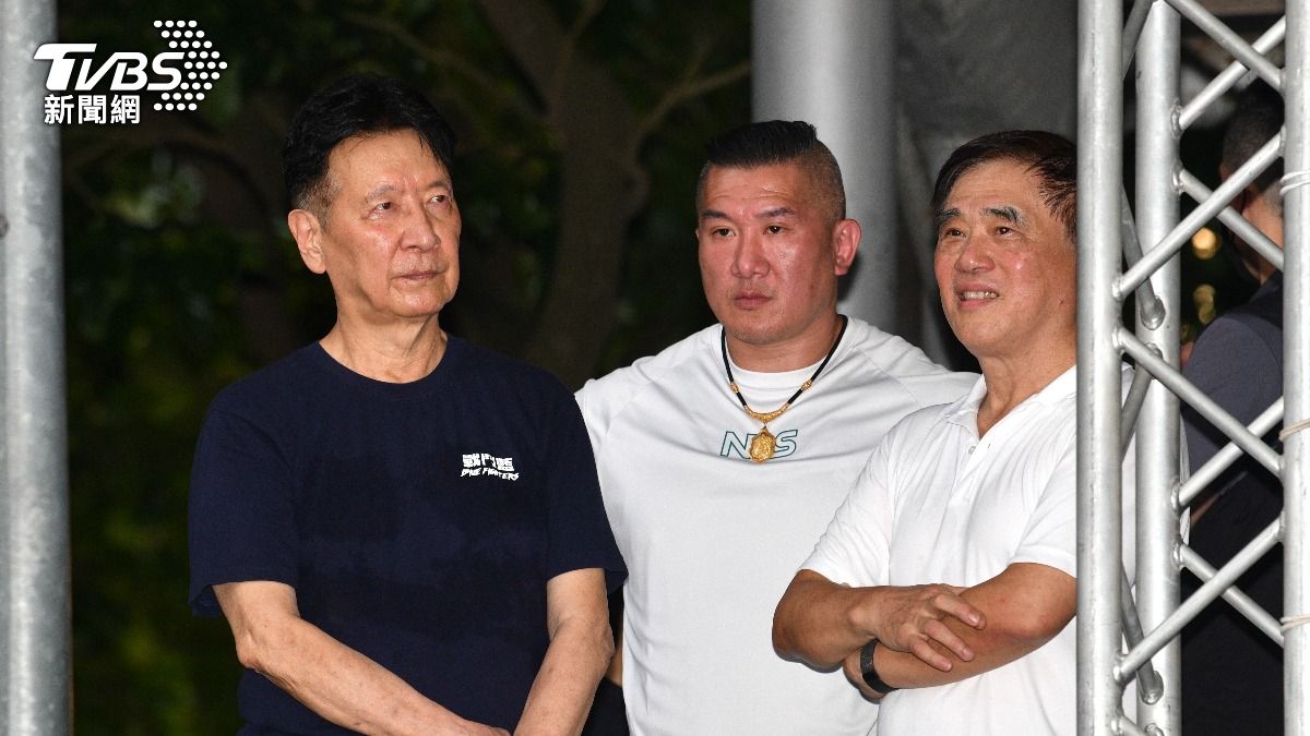 網紅「館長」陳之漢(中)受趙少康(左)邀請出席戰鬥藍反惡罷活動。(圖/胡瑞麒攝)