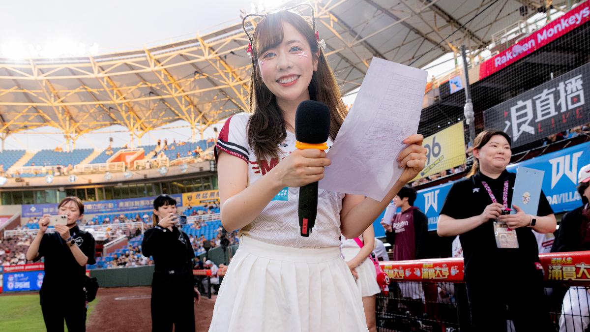 樂天女神差點哭了！球場「重逢舊識」手在抖　被異樣眼光注視