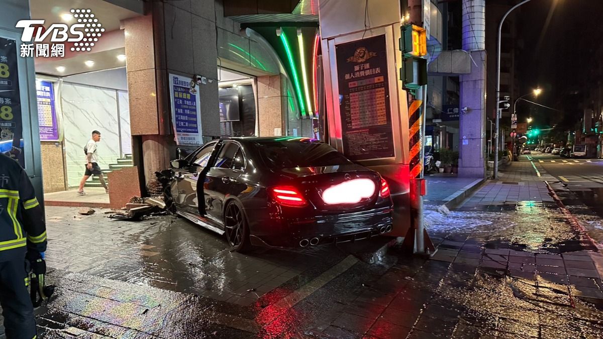北市嚴重事故!賓士男衝撞KTV大樓車全毀 全身酒臭還逃跑