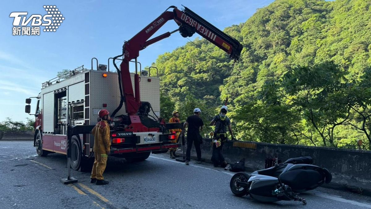 機車雙載疑疲勞駕駛!撞護欄墜20米山谷 台9線封閉1小時