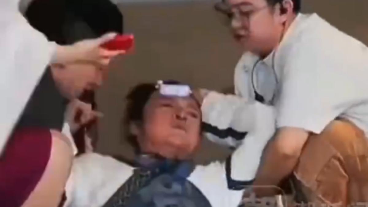 馬景濤直播突然暈倒重摔倒地。(圖/翻攝自微博)
