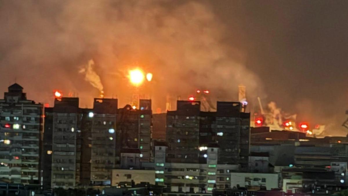 塔頂燃燒宛如聖火杯。（圖／翻攝自臉書「林園五四三」）