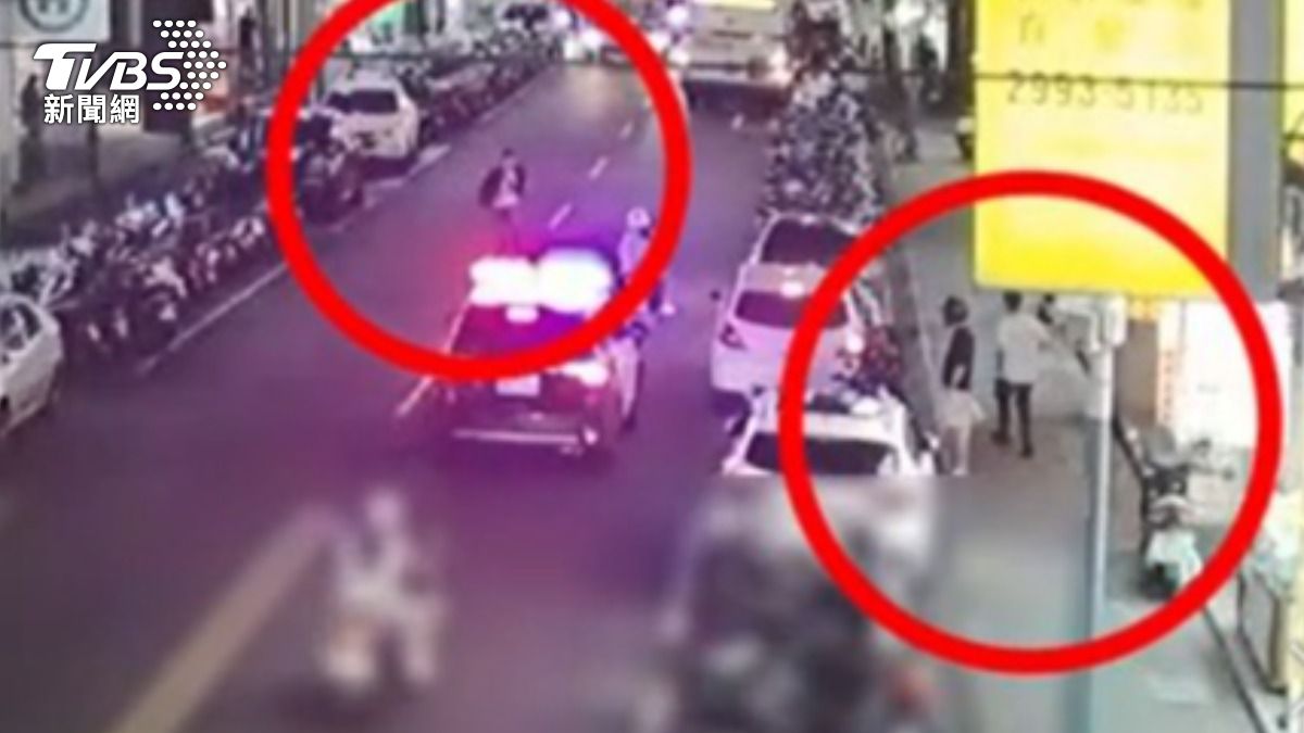 警車堵住去路，兩名員警左右包抄逮到車手。（圖／TVBS）
