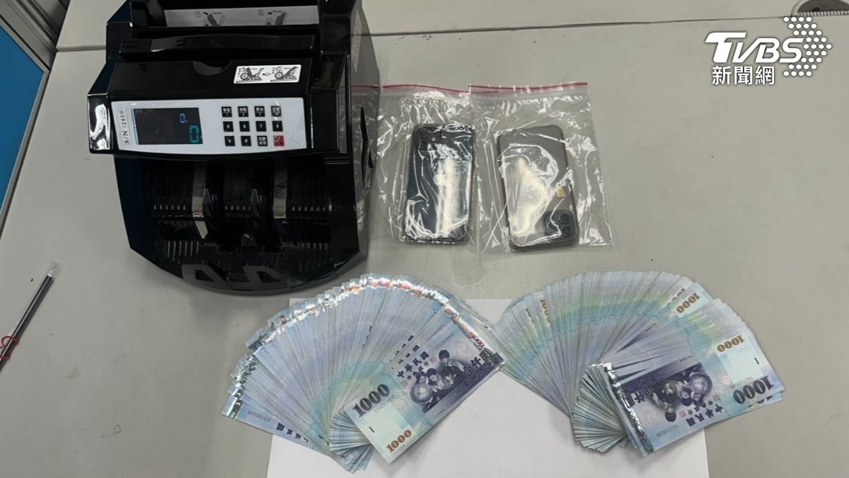 警方查扣手機、點鈔機及現金20萬元。（圖／TVBS）