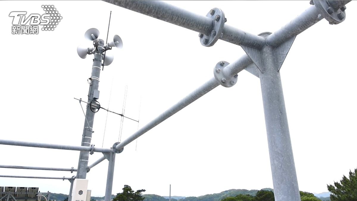 種崎公園海嘯避難塔上的廣播設備。(圖／陳宥翔攝)