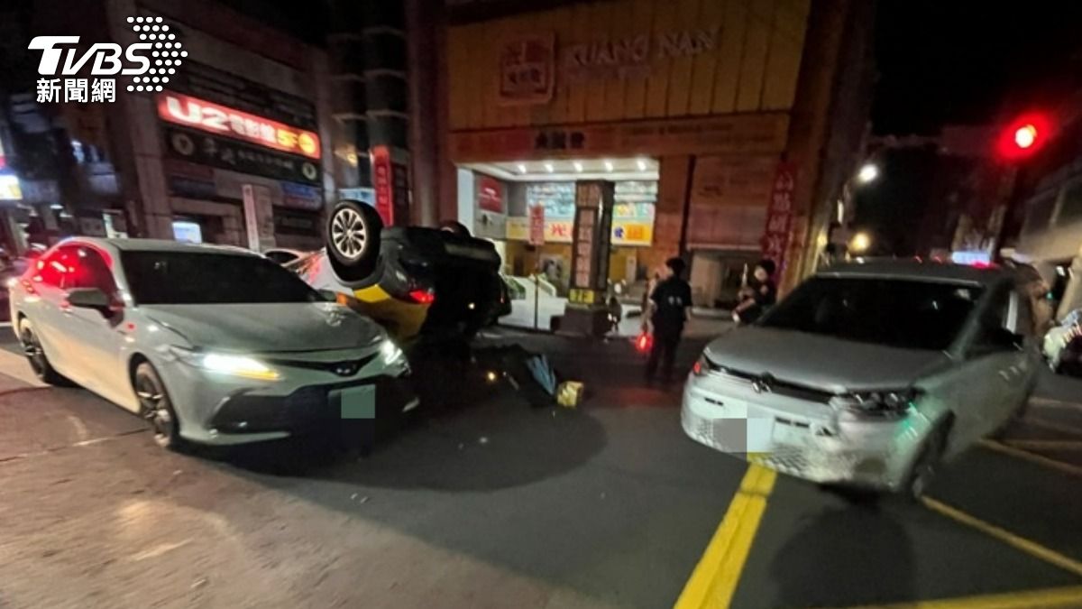 中壢深夜3車連環撞!計程車翻覆躺路中央 疑忽略閃光號誌釀禍
