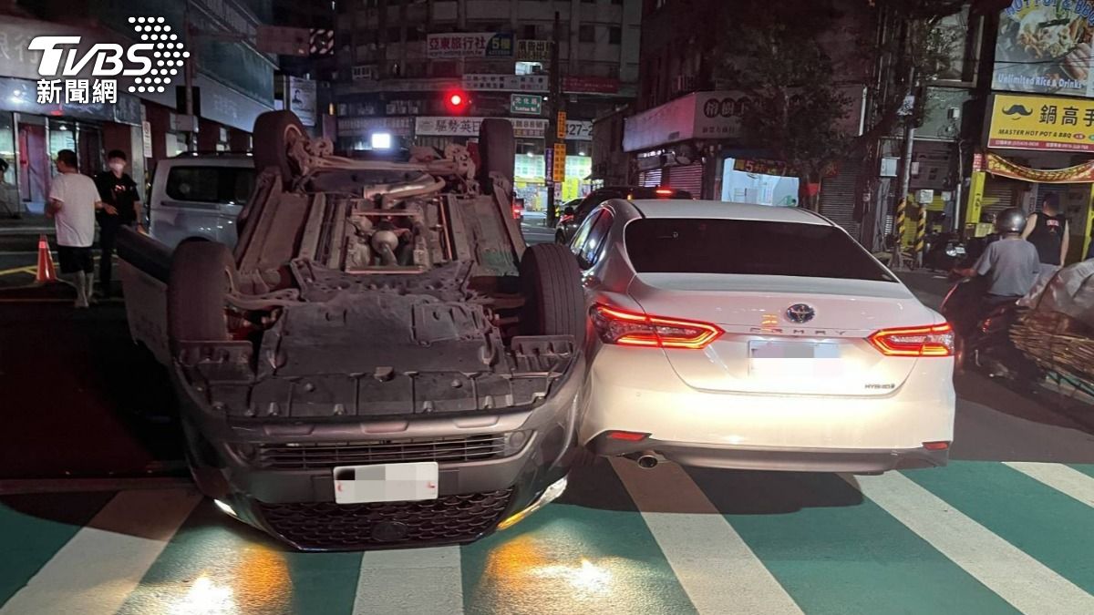 中壢深夜3車連環撞,計程車翻覆躺路中央。(圖/TVBS)