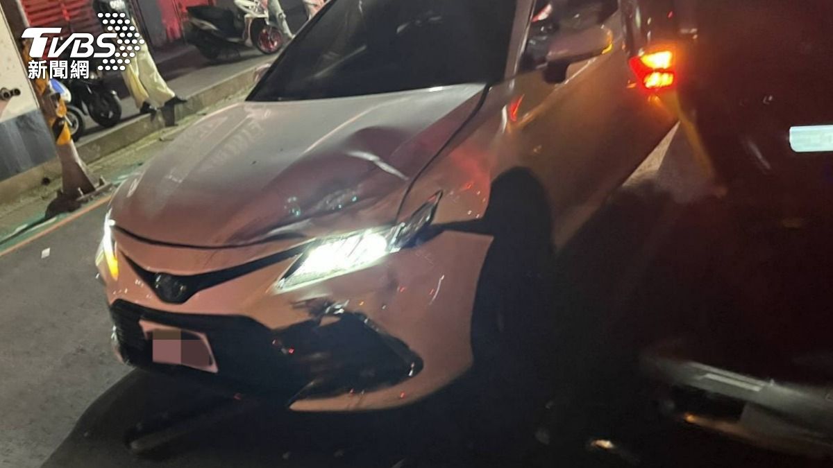 中壢深夜3車連環撞,車輛皆有受損。(圖/TVBS)