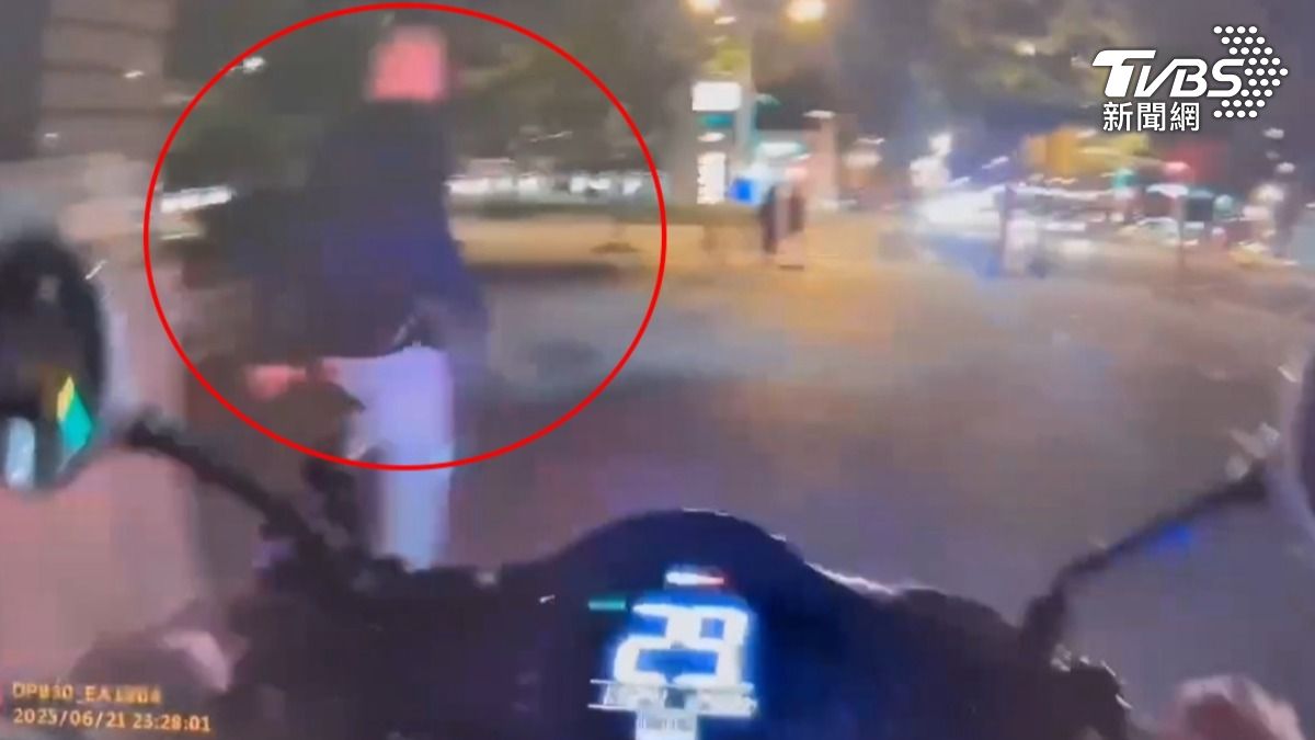 22歲男饒河夜市闖紅燈心虛狂逃 警追到摔車一查是通緝犯